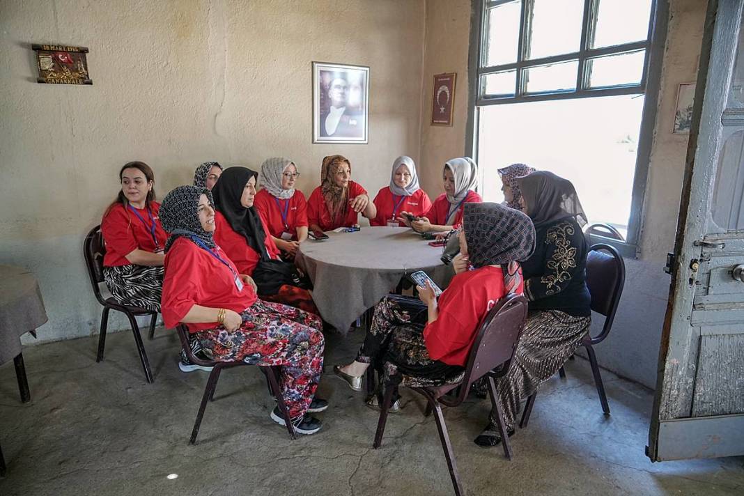 Erkeklere sokağa çıkma yasağı: Kadınlar yönetimi ele geçirdi! Kahvehaneler bile onlara emanet 13